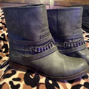 Brand: Coconuts Size 8 Gray short boots
